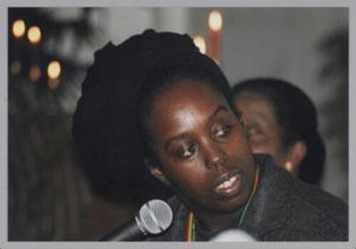 Onbekende vrouw tijdens een Zamicasa (inloopcafé van Zami) over de balans tussen verschillende culturele waarden en normen. 2000