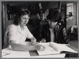 Vrijwilligster geeft Nederlandse les aan een Polynesische vrouw. 1984