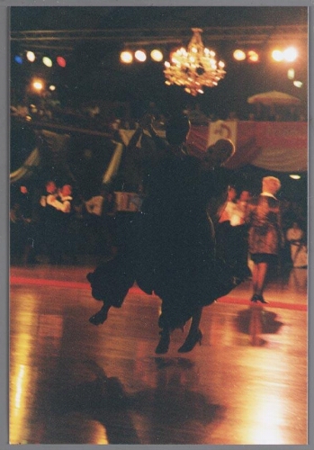 Dansers op de dansvloer voor de danswedstrijd tijdens de Gay Games in Amsterdam 1998
