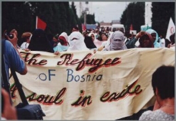 Tijdens de wereldvrouwenconferentie demonstreren vrouwen uit Bosnië, gesluierd om niet herkend te worden, tegen de oorlog. 1995