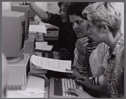 Vrouwen krijgen computerles. 198?