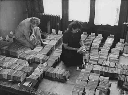 Vrouwen sorteren handtekeningen ten behoeve van de tentoonstelling 'De Nederlandse Vrouw 1898-1948'. 1948