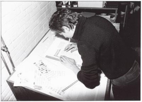 Rhea Strik is bezig met de lay-out van vrouwentongen, het Nijmeegse vrouwenblad, dat in een ruimte van De Feeks gemaakt werd. 1983