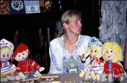 Zakenvrouw met poppen tijdens bijeenkomst in Sint Petersburg 1995