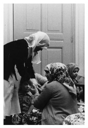 Turkse vrouwen in de moskee tijdens de Ramadan (vastenmaand). 1976