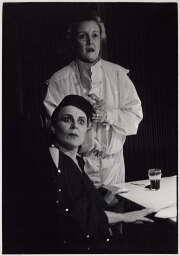 Vrouwentheater speelt 'Achter de rug'. 1984