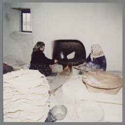 Vrouwen in een restaurant bezig met het bereiden en bakken van traditioneel Turks brood (gözleme) 2000
