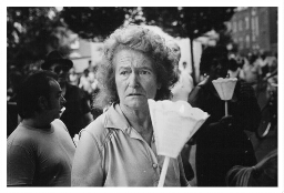 Zigeunervrouw, met een kaarsjes in haar hand, tijdens een bedevaart. 198?