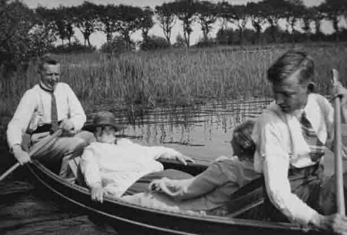Johanna Westerdijk (tweede van links) in een roeiboot 1930