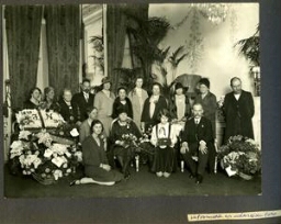 Groepsfoto ter gelegenheid van de zeventigste verjaardag van Johanna W.A Naber in 1929