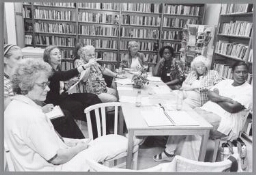 Deelneemsters aan de workshop 'Argumenten tussen Jong en Oud' tijdens de bijeenkomst 'Jong en Oud: Vrouwen/Bewegingen door de Tijd heen' 2003
