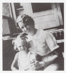 Jeugdportret van de Amerikaanse dichter Sylvia Plath (l.) met haar moeder. 1937