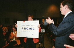 De emancipatieprijs Hoger Onderwijs 2001 voor universiteiten wordt uitgereikt door minister Hermans aan José van Alstop van de KUN. 2001