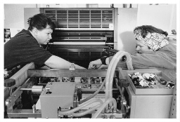 Vrouwen werkzaam bij een machine aan het Centrum Vrouwen Vakopleiding. 1995
