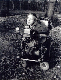 Portret van Evelien in een rolstoel in het bos