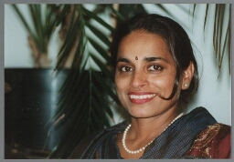 Karuna Jankisingh (?), musicus van klassiek Indiase muziek, tijdens de Hindostaans-Surinaamse Zamicasa georganiseerd in samenwerking met Lalla Rookh. 1998