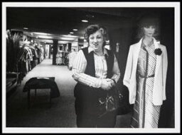 Vrouw naast etalagepop in een kledingzaak 1986