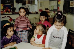 Vijf kinderen uit de kleutergroep van de El Faroeq School , Sumatraplantsoen 15 in Amsterdam, voor scholenboekje 2001
