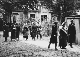 Koningin Wilhelmina verlaat de tuin van het gebouw van de UVV. 1939?