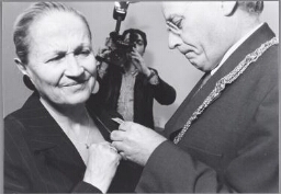Mevrouw Berin Sayin, directeur van Yasmin, een ontmoetingscentrum voor Turkse en arabische vrouwen,  ontvangt een lintje van burgemeester Deetman voor haar verdiensten. 2002