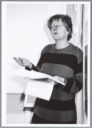 Gynaecoloog Gunilla Kleiverda houdt lezing tijdens een algemene ledenvergadering van de VNVA. 1998