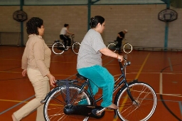 Allochtone vrouwen krijgen fietsles in buurthuis De Loods. 2004