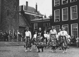 Het 'Rokkendefilé' van het Comité De Nationale Feestrok op het Binnenhof, georganiseerd in samenwerking met het bestuur van de Tentoonstelling 'De Nederlandse Vrouw 1898-1948' 1948