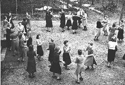 Vrouwen dansen met Pasen in de tuin van 'De Born' 1940