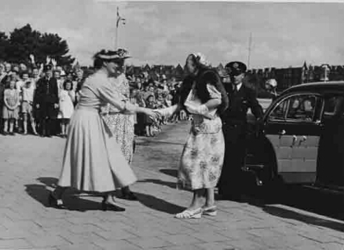 Aankomst van Ere-presidente Hare Koninklijke Hoogheid Prinses Juliana bij de opening van de tentoonstelling 'De Nederlandse Vrouw 1898-1948' door de Commissie van Ontvangst 1948