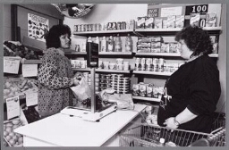 Twee vrouwen in de Leerwerkbank, opleiding tot winkelbediende 1991