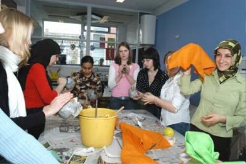 Leerlingen tijdens creatieve les, MBO opleiding welzijn. 2005