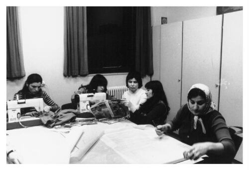 Allochtone vrouwen tijdens een naailes. 198?