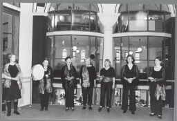 Zangroep 'het Vrouwvolk' zingt tijdens de feestelijke middag ter viering van de terugkomst van de geroofde archieven van het iav, die na 63 jaar weer 'thuis' zijn. 2003