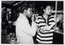 Verkoopster aan het werk in parfumerie Shiva voor zwarte vrouwen. 1987