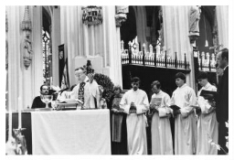 Een priester tijdens een kerkdienst. 198?