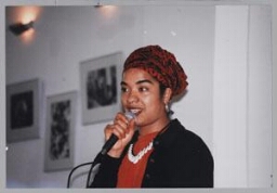 De Afro-Duitse dichteres Olumede Popoola leest voor uit de gedichtenbundel 'Talking Home' tijdens een ZamiCasa (activiteiten- en eetcafé van Zami) met als thema: Turkije 1998