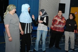 Illegale asielzoekers doen lach workshop tijdens avond van Prime. 2006