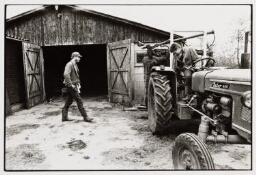 Boerin en boer samenwerkend als maatschap op veehoudersbedrijf in Groningen. 1987