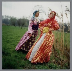 Vrouwen in folkloristische Iraanse kleding. 1997