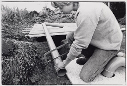Aanleg van sanitaire voorzieningen tijdens de voorbereidingsweek van het vrouwenvakantiekamp. 1980