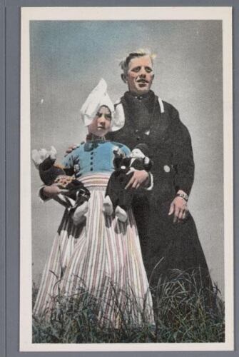 Meisje en man in Volendamse klederdracht 1900?
