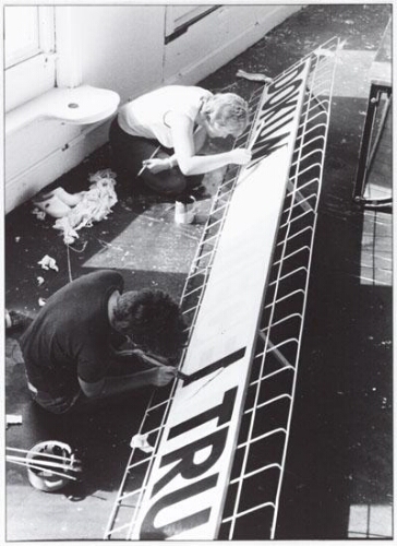 Om duidelijk te maken dat medewerksters van De Feeks een pand gekraakt hadden werd een groot bord geproduceerd met de tekst 'dokumentatiecentrum de Feeks' 1983
