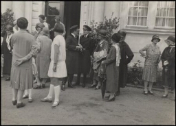 Deelnemers staan buiten te praten tijdens het jubileumcongres van de International Alliance of Women for Suffrage and Equal Citizenship, Berlijn, 1929. 1929