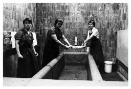 Pastoraal werksters maken een bad schoon. 198?