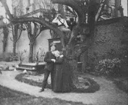 Nellie van Kol met Ferdi in de tuin. 1911