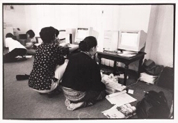 Tijdens de Vrouwenconferentie 'perempuan indonesia' wordt een dagkrant gemaakt 1998