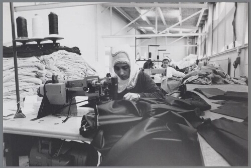 Turkse vrouwen werkzaam in de meubelstoffeerderij van mevrouw Turfanda. 1984