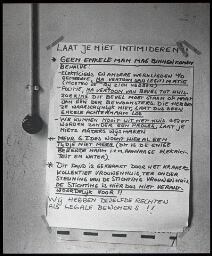 Papier met veiligheidswaarschuwingen in het vrouwenhuis. 1973