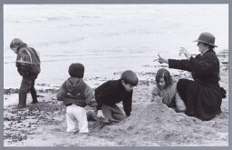 Moeder met vier kinderen aan het strand. 1990