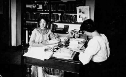Miss Christabel Pankhurst met haar secretaresse. 190?